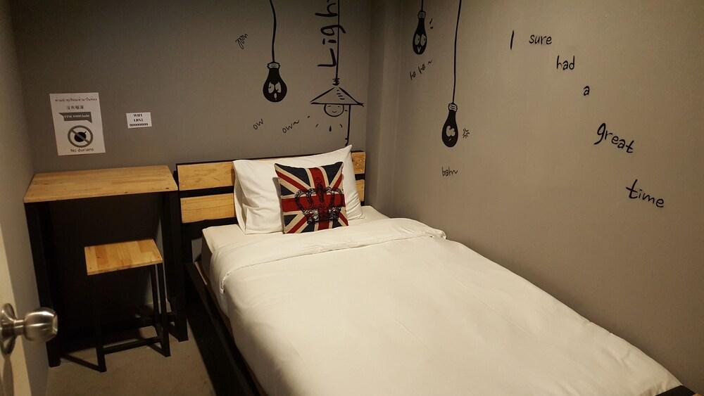 La Belle Nuit House Hostel Chiang Mai Bagian luar foto